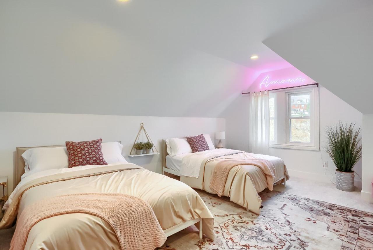 Newly Renovated Victorian Gem Perfect Space For Family Vacations! Pittsburgh Exteriör bild